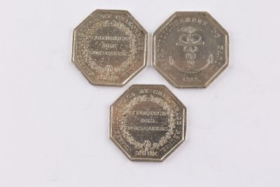 trois pièces sont posées les unes sur les autres sur une surface blanche
