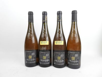 quatre bouteilles de vin sont alignées sur une surface blanche
