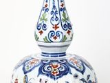 un vase bleu et blanc orné d'un motif floral