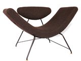 une image représentant une chaise marron aux pieds noirs et à l'assise marron