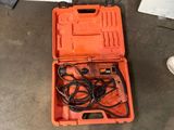 une boîte à outils contenant des fils électriques et une paire de chaussures