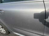 une voiture peinte en argent, sur laquelle se détache une ombre