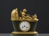 une horloge en or surmontée d'une statue