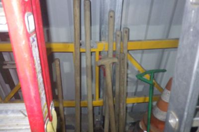 une pièce remplie de tuyaux