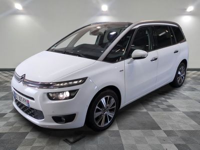la citrole blanche est garee sur un carrelage en damier