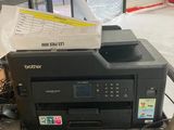 une imprimante posée sur une table dans un entrepôt