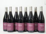 six bouteilles de vin sont alignées sur une surface blanche