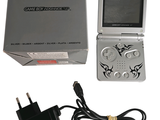 une console de jeux avec un cordon d'alimentation et un chargeur