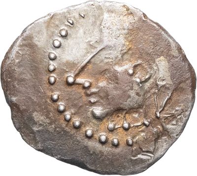 gros plan d'une pièce de monnaie sur fond blanc