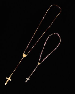 un chapelet et une croix sur fond noir