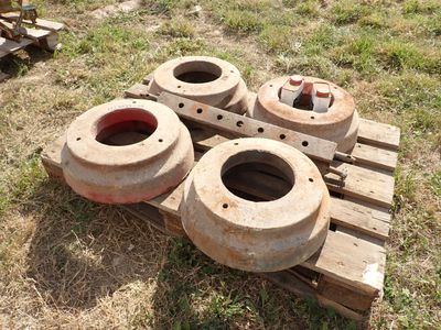 trois pots en ciment posés sur une palette dans l'herbe