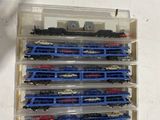 beaucoup de petits trains dans une boîte en plastique