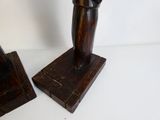 deux figurines en bois représentant un homme et une femme