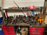 un établi avec de nombreux outils dans un garage