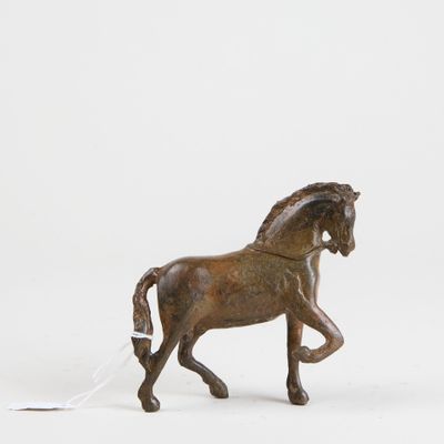 statue en bronze représentant un cheval à la crinière et à la queue longues