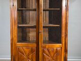 une image d'une armoire en bois avec des portes en verre