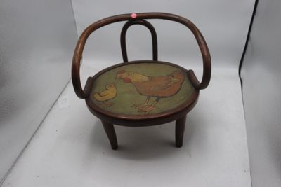une petite chaise en bois sur laquelle est peint un oiseau