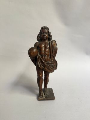 figurine antique en bronze représentant un garçon tenant un panier de fruits