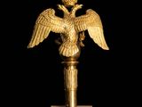 an image of a statue of a bird with a crown on it ' s head