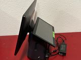une table rouge sur laquelle se trouvent un écran et un chargeur