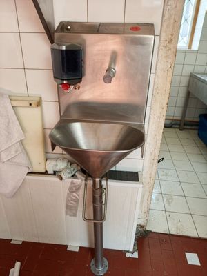 une salle de bains équipée d'un lavabo et de toilettes
