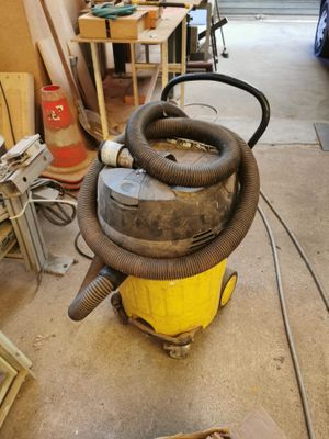 une photo d'un aspirateur jaune et noir dans un garage