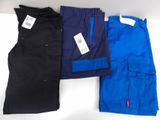 trois paires de pantalons cargo pour homme, avec leurs étiquettes encore attachées