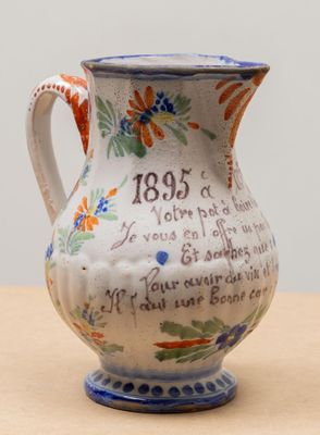un petit vase orné d'un poème, posé sur une table