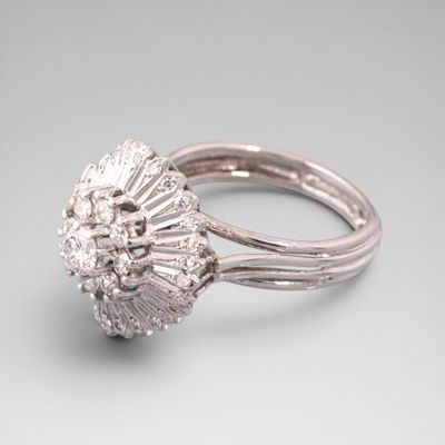 Bague jupe en platine centrיe d'un dפme serti de diamants ta…