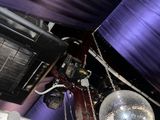 une boule à facettes suspendue au plafond d'une pièce