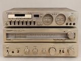 an image of two old stereo equipment sitting on top of each other