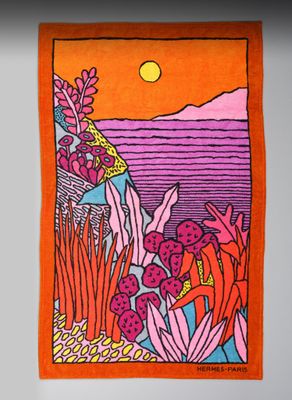 une serviette orange ornée d'un motif représentant des fleurs et des plantes