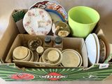 une boîte remplie d'assiettes et de tasses posée sur une table