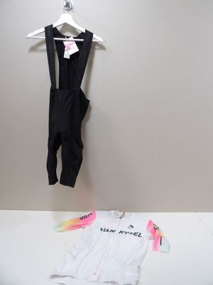 une chemise blanche suspendue à un cintre à côté d'un bavoir noir et blanc