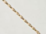 un bracelet en or sur fond blanc