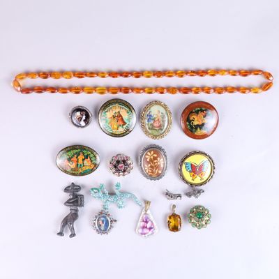 une image représentant un assortiment de bijoux posés sur une surface blanche