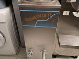 une machine qui se trouve dans une cuisine, à côté d'un lave-linge