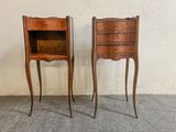 une paire de tables de chevet anciennes en bois, avec des tiroirs et une étagère