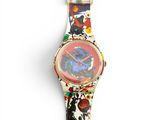 un gros plan d'une montre-bracelet ornée d'un motif floral