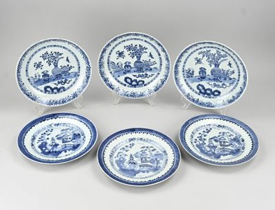 six assiettes bleues et blanches ornées de motifs