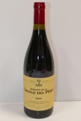 une bouteille de vin posée sur une table