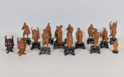 une image représentant un groupe de figurines en bois posées sur une table