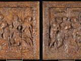deux panneaux en bois sculptés représentant des personnages sur fond noir