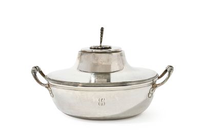 Légumier en argent à deux anses.