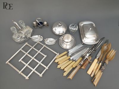 beaucoup d'objets en argent et en bois sur la table