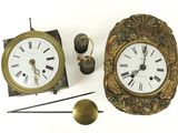 deux horloges placées l'une à côté de l'autre sur la table