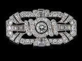 un gros plan sur une broche en diamant et or blanc