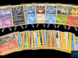 beaucoup de cartes pokemon sur la table