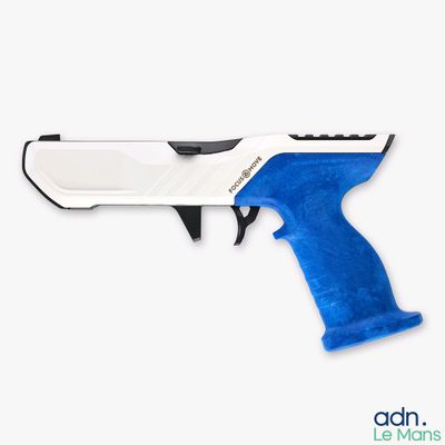 un pistolet jouet bleu et blanc sur fond blanc