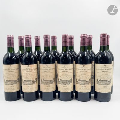 six bouteilles de vin sont alignées sur une surface blanche